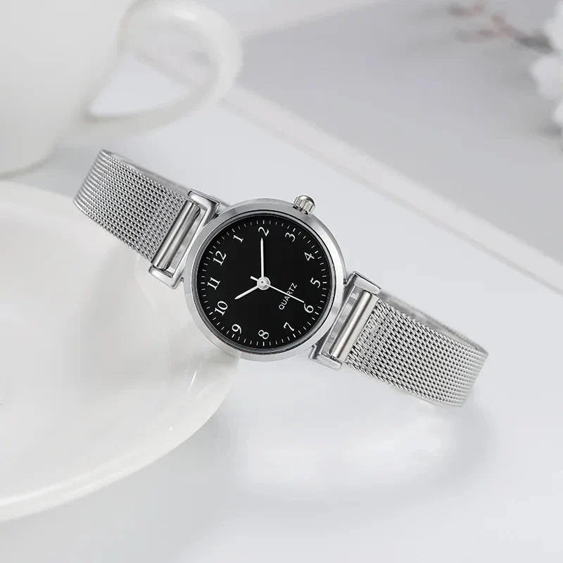 small-wrist-watch-belleza-glamour-928426.webp